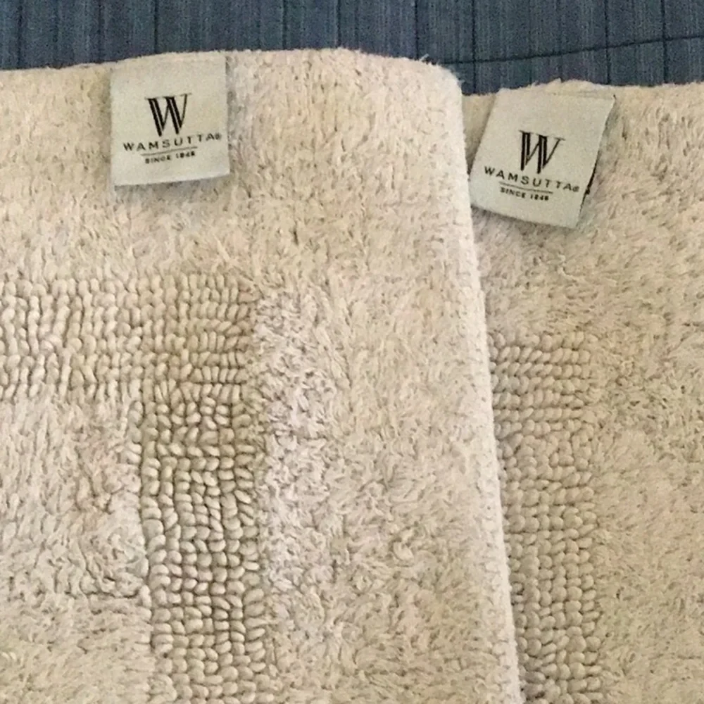Wampsetta set for bathroom. Very good condition, no stains. Washable.